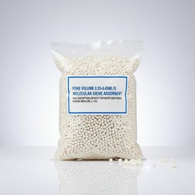 Adsorvente de peneira molecular com volume de poro 0,35-0,45 ml/g e adsorção em água ≥ 21,0% para alta estabilidade térmica até 400°C